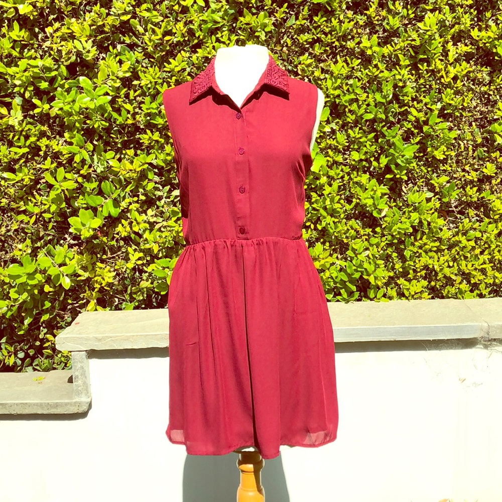 RED SLEEVELESS COLLARED DRESS